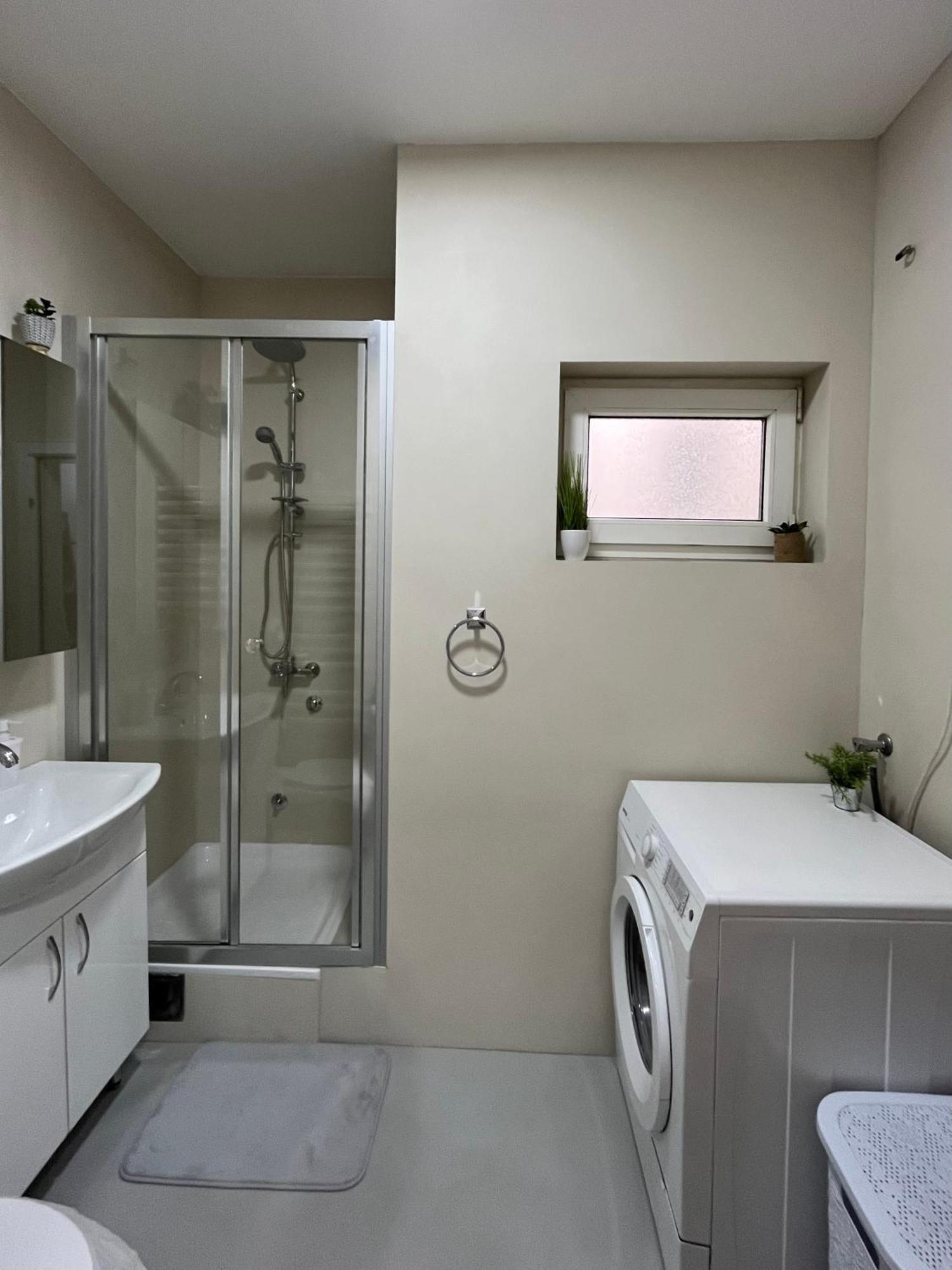Apartment Vera With Free Garage Novi Sad Esterno foto